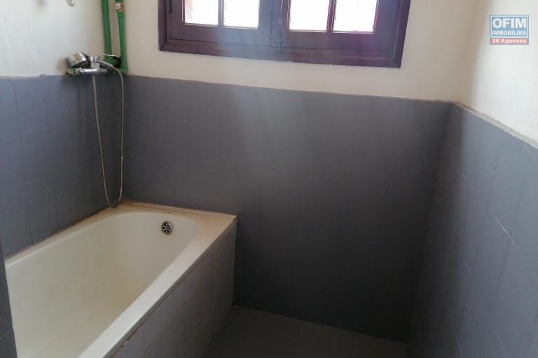 En location une villa &agrave; &eacute;tage r&eacute;nov&eacute;e de type F5 dans un quartier calme et r&eacute;sidentiel non loin de l'&eacute;cole anglophone Vision Valley et &agrave; 10 minutes de l'a&eacute;roport sise &agrave; Talatamaty avec acc&egrave;s direct sur la rocade d'Andranotapahina. NON DISPO