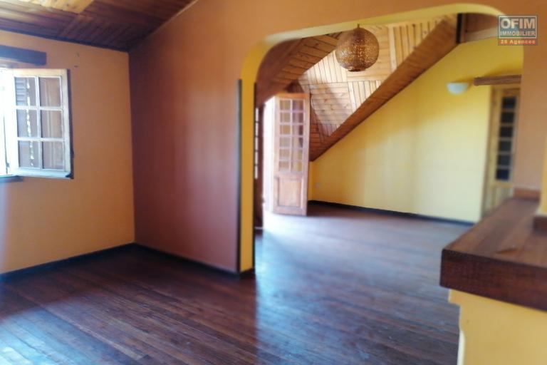 En location une villa &agrave; &eacute;tage r&eacute;nov&eacute;e de type F5 dans un quartier calme et r&eacute;sidentiel non loin de l'&eacute;cole anglophone Vision Valley et &agrave; 10 minutes de l'a&eacute;roport sise &agrave; Talatamaty avec acc&egrave;s direct sur la rocade d'Andranotapahina. NON DISPO