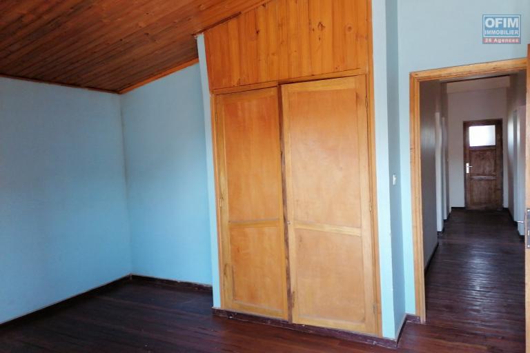 En location une villa &agrave; &eacute;tage r&eacute;nov&eacute;e de type F5 dans un quartier calme et r&eacute;sidentiel non loin de l'&eacute;cole anglophone Vision Valley et &agrave; 10 minutes de l'a&eacute;roport sise &agrave; Talatamaty avec acc&egrave;s direct sur la rocade d'Andranotapahina. NON DISPO