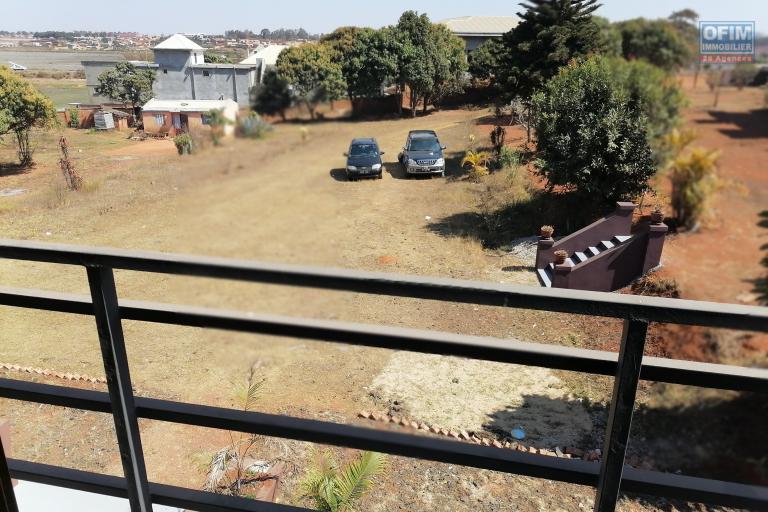 En location une villa &agrave; &eacute;tage r&eacute;nov&eacute;e de type F5 dans un quartier calme et r&eacute;sidentiel non loin de l'&eacute;cole anglophone Vision Valley et &agrave; 10 minutes de l'a&eacute;roport sise &agrave; Talatamaty avec acc&egrave;s direct sur la rocade d'Andranotapahina. NON DISPO