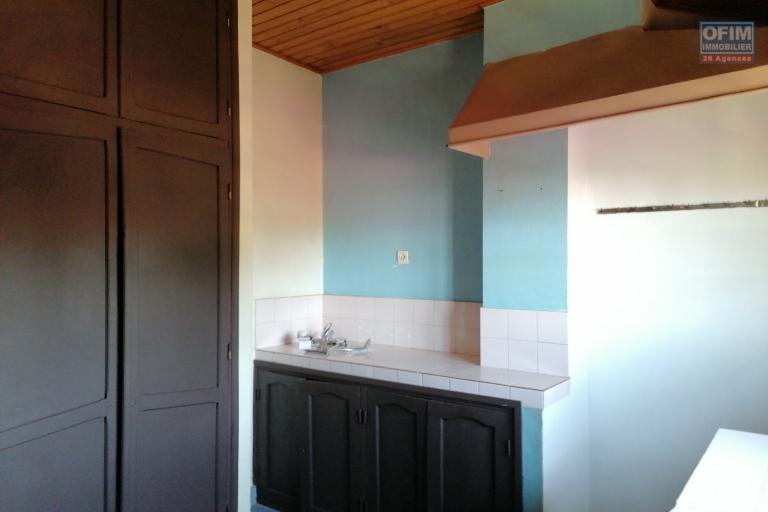 En location une villa &agrave; &eacute;tage r&eacute;nov&eacute;e de type F5 dans un quartier calme et r&eacute;sidentiel non loin de l'&eacute;cole anglophone Vision Valley et &agrave; 10 minutes de l'a&eacute;roport sise &agrave; Talatamaty avec acc&egrave;s direct sur la rocade d'Andranotapahina. NON DISPO