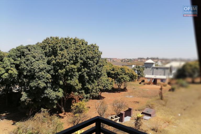 En location une villa &agrave; &eacute;tage r&eacute;nov&eacute;e de type F5 dans un quartier calme et r&eacute;sidentiel non loin de l'&eacute;cole anglophone Vision Valley et &agrave; 10 minutes de l'a&eacute;roport sise &agrave; Talatamaty avec acc&egrave;s direct sur la rocade d'Andranotapahina. NON DISPO