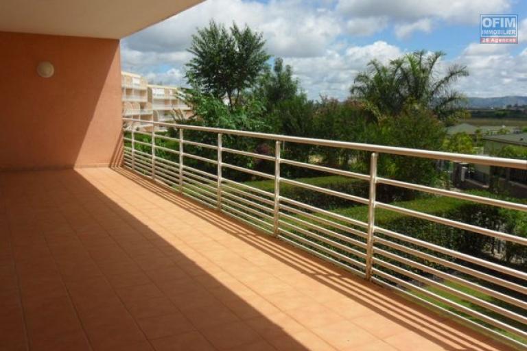 Des appartements T4 de haut standing meublés et équipés dans une résidence à Ivandry ( CONTACT LALAINA 034 08 583 76 )