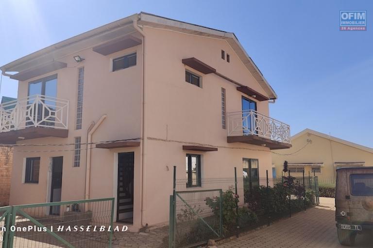 &agrave; louer villa F4 sur ambohinambo talatamaty. Contact