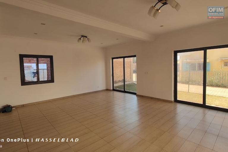 &agrave; louer villa F4 sur ambohinambo talatamaty. Contact 0340244304