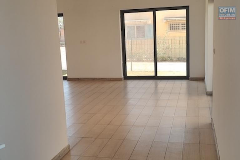 &agrave; louer villa F4 sur ambohinambo talatamaty. Contact
