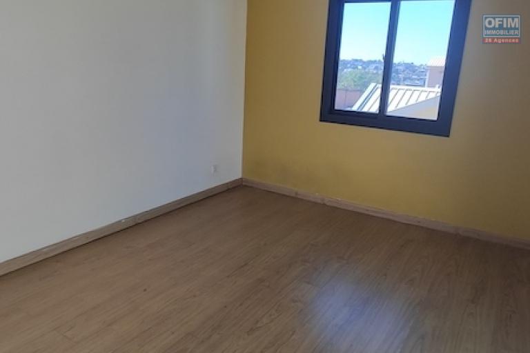 &agrave; louer villa F4 sur ambohinambo talatamaty. Contact