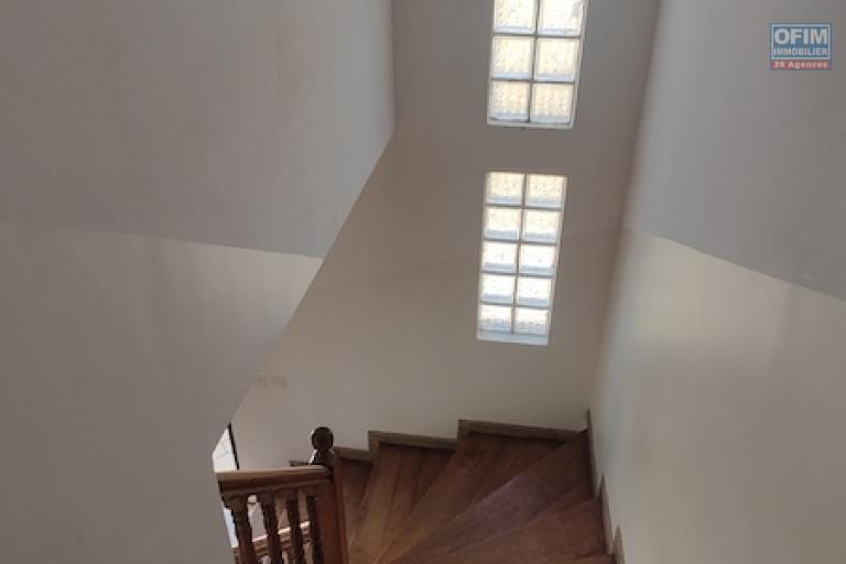 &agrave; louer villa F4 sur ambohinambo talatamaty. Contact 0340244304