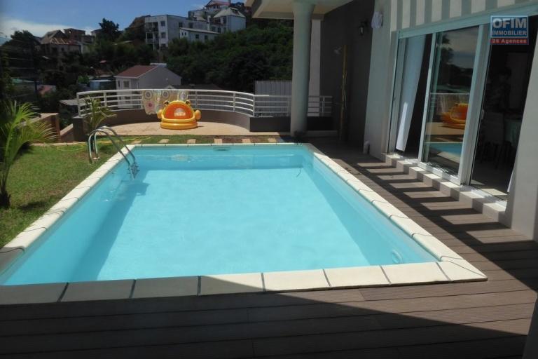 Une villa F6 avec piscine chauffée à Betongolo