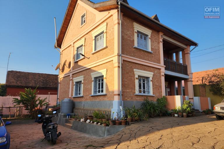 A louer une maison traditionnelle de type F5 situé dans un quartier sécurisé non loin de l'aéroport et la nouvelle rocade d'Andranotapahana sise à Amboropotsy Talatamaty. CONTACT Jacky 034 02 443 04