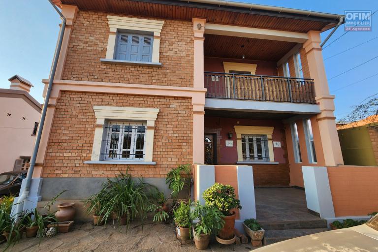 A louer une maison traditionnelle de type F5 situé dans un quartier sécurisé non loin de l'aéroport et la nouvelle rocade d'Andranotapahana sise à Amboropotsy Talatamaty. CONTACT Jacky 034 02 443 04