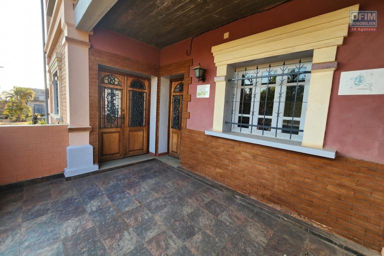 A louer une maison traditionnelle de type F5 situ&eacute; dans un quartier s&eacute;curis&eacute; non loin de l'a&eacute;roport et la nouvelle rocade d'Andranotapahana sise &agrave; Amboropotsy Talatamaty. CONTACT Jacky (NON DISPONIBLE)