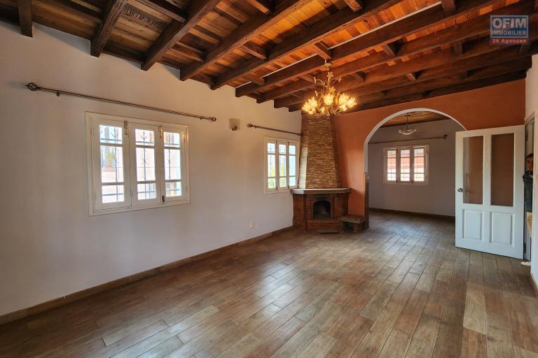 A louer une maison traditionnelle de type F5 situé dans un quartier sécurisé non loin de l'aéroport et la nouvelle rocade d'Andranotapahana sise à Amboropotsy Talatamaty. CONTACT Jacky 034 02 443 04