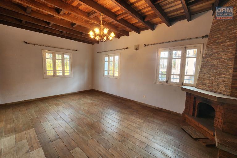 A louer une maison traditionnelle de type F5 situé dans un quartier sécurisé non loin de l'aéroport et la nouvelle rocade d'Andranotapahana sise à Amboropotsy Talatamaty. CONTACT Jacky 034 02 443 04