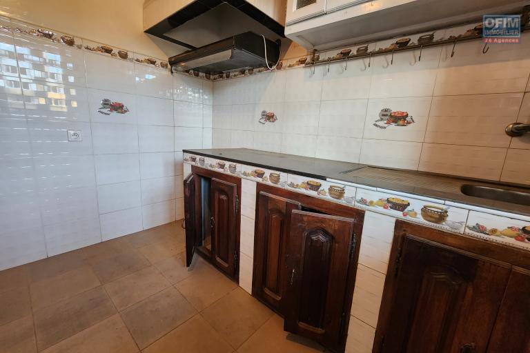 A louer une maison traditionnelle de type F5 situé dans un quartier sécurisé non loin de l'aéroport et la nouvelle rocade d'Andranotapahana sise à Amboropotsy Talatamaty. CONTACT Jacky 034 02 443 04