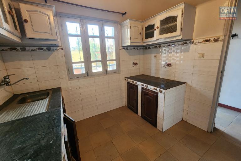 A louer une maison traditionnelle de type F5 situé dans un quartier sécurisé non loin de l'aéroport et la nouvelle rocade d'Andranotapahana sise à Amboropotsy Talatamaty. CONTACT Jacky 034 02 443 04