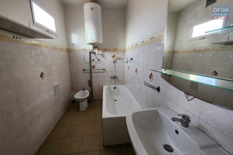A louer une maison traditionnelle de type F5 situé dans un quartier sécurisé non loin de l'aéroport et la nouvelle rocade d'Andranotapahana sise à Amboropotsy Talatamaty. CONTACT Jacky 034 02 443 04