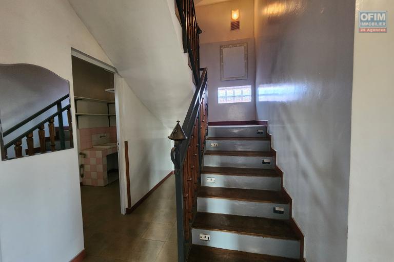 A louer une maison traditionnelle de type F5 situé dans un quartier sécurisé non loin de l'aéroport et la nouvelle rocade d'Andranotapahana sise à Amboropotsy Talatamaty. CONTACT Jacky 034 02 443 04