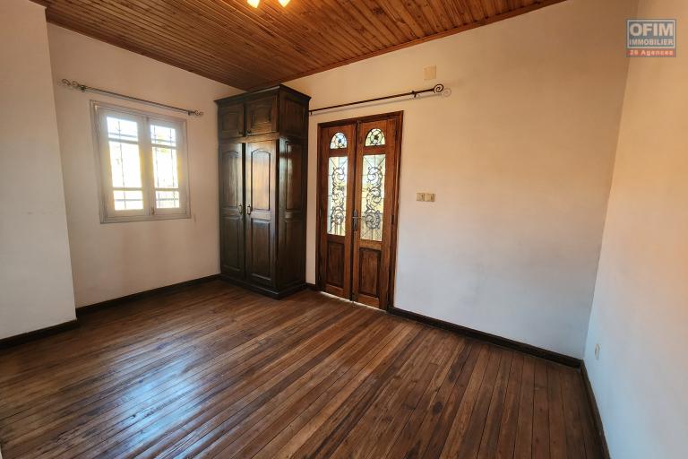 A louer une maison traditionnelle de type F5 situ&eacute; dans un quartier s&eacute;curis&eacute; non loin de l'a&eacute;roport et la nouvelle rocade d'Andranotapahana sise &agrave; Amboropotsy Talatamaty. CONTACT Jacky (NON DISPONIBLE)