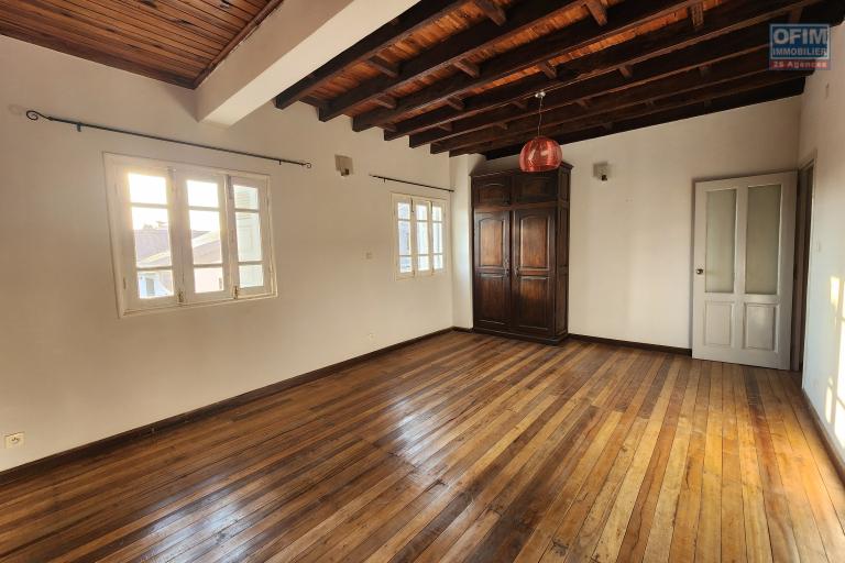 A louer une maison traditionnelle de type F5 situ&eacute; dans un quartier s&eacute;curis&eacute; non loin de l'a&eacute;roport et la nouvelle rocade d'Andranotapahana sise &agrave; Amboropotsy Talatamaty. CONTACT Jacky 034 02 443 04 (NON DISPONIBLE)