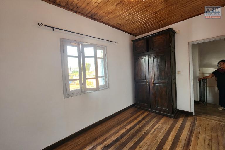 A louer une maison traditionnelle de type F5 situ&eacute; dans un quartier s&eacute;curis&eacute; non loin de l'a&eacute;roport et la nouvelle rocade d'Andranotapahana sise &agrave; Amboropotsy Talatamaty. CONTACT Jacky 034 02 443 04 (NON DISPONIBLE)
