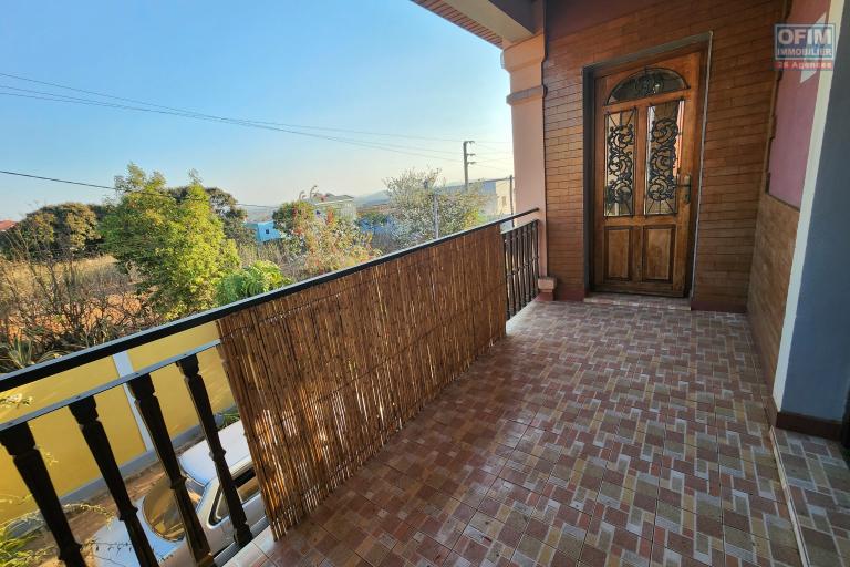 A louer une maison traditionnelle de type F5 situé dans un quartier sécurisé non loin de l'aéroport et la nouvelle rocade d'Andranotapahana sise à Amboropotsy Talatamaty. CONTACT Jacky 034 02 443 04
