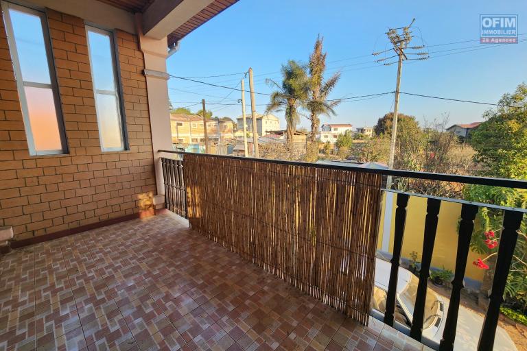 A louer une maison traditionnelle de type F5 situ&eacute; dans un quartier s&eacute;curis&eacute; non loin de l'a&eacute;roport et la nouvelle rocade d'Andranotapahana sise &agrave; Amboropotsy Talatamaty. CONTACT Jacky 034 02 443 04 (NON DISPONIBLE)