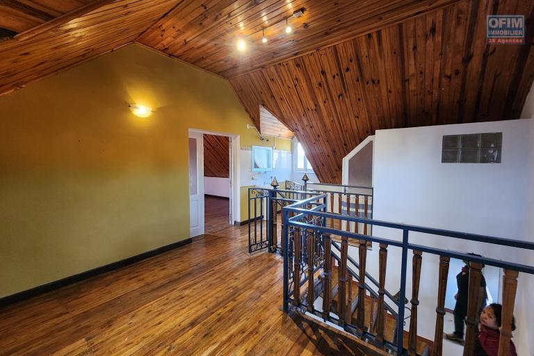 A louer une maison traditionnelle de type F5 situé dans un quartier sécurisé non loin de l'aéroport et la nouvelle rocade d'Andranotapahana sise à Amboropotsy Talatamaty. CONTACT Jacky 034 02 443 04