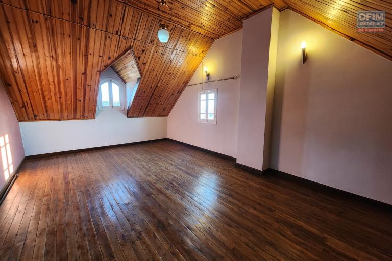 A louer une maison traditionnelle de type F5 situ&eacute; dans un quartier s&eacute;curis&eacute; non loin de l'a&eacute;roport et la nouvelle rocade d'Andranotapahana sise &agrave; Amboropotsy Talatamaty. CONTACT Jacky 034 02 443 04 (NON DISPONIBLE)