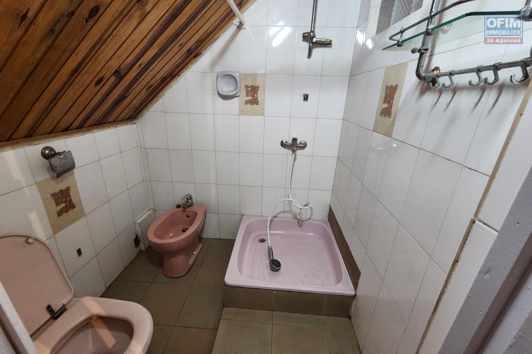A louer une maison traditionnelle de type F5 situé dans un quartier sécurisé non loin de l'aéroport et la nouvelle rocade d'Andranotapahana sise à Amboropotsy Talatamaty. CONTACT Jacky 034 02 443 04