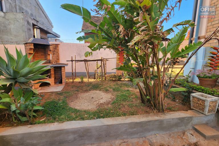 A louer une maison traditionnelle de type F5 situé dans un quartier sécurisé non loin de l'aéroport et la nouvelle rocade d'Andranotapahana sise à Amboropotsy Talatamaty. CONTACT Jacky 034 02 443 04