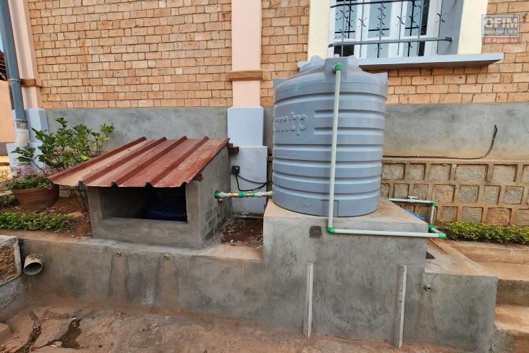 A louer une maison traditionnelle de type F5 situ&eacute; dans un quartier s&eacute;curis&eacute; non loin de l'a&eacute;roport et la nouvelle rocade d'Andranotapahana sise &agrave; Amboropotsy Talatamaty. CONTACT Jacky 034 02 443 04 (NON DISPONIBLE)
