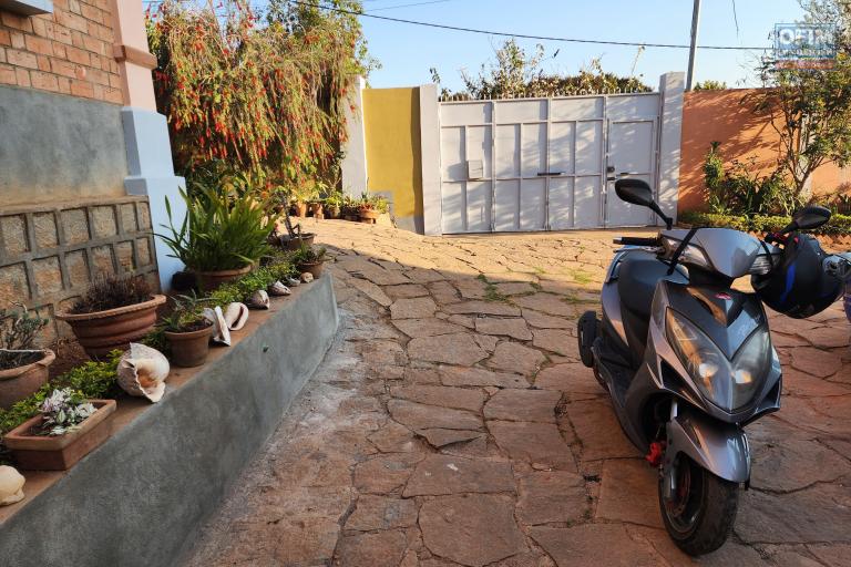 A louer une maison traditionnelle de type F5 situ&eacute; dans un quartier s&eacute;curis&eacute; non loin de l'a&eacute;roport et la nouvelle rocade d'Andranotapahana sise &agrave; Amboropotsy Talatamaty. CONTACT Jacky 034 02 443 04 (NON DISPONIBLE)