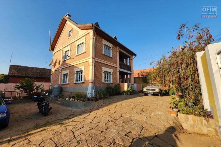 A louer une maison traditionnelle de type F5 situé dans un quartier sécurisé non loin de l'aéroport et la nouvelle rocade d'Andranotapahana sise à Amboropotsy Talatamaty. CONTACT Jacky 034 02 443 04
