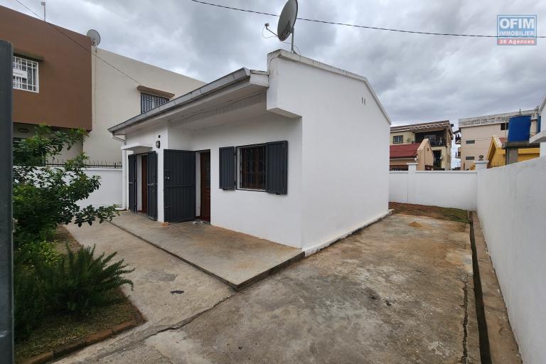 À louer une maison basse de type F3 dans une résidence sécurisée proche de toutes les commodités, facile d'accès via by pass et RN7 sise à Mandrimena Andoharanofotsy Iavoloha (NON DISPONIBLE)