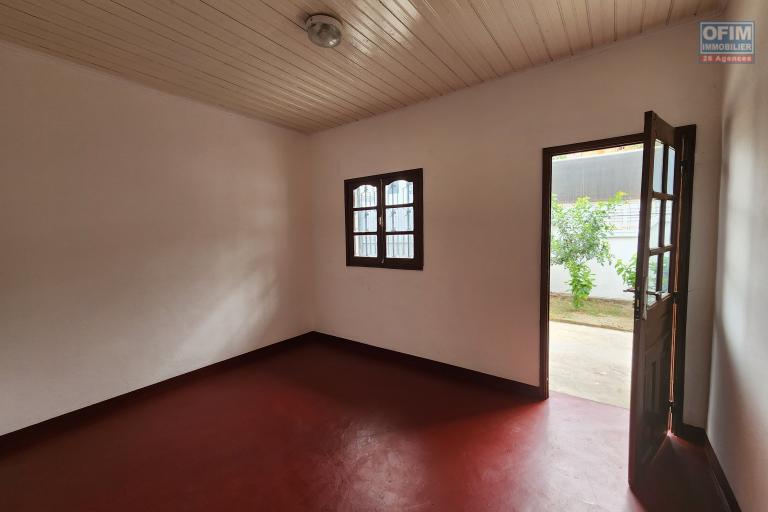 À louer une maison basse de type F3 dans une résidence sécurisée proche de toutes les commodités, facile d'accès via by pass et RN7 sise à Mandrimena Andoharanofotsy Iavoloha (NON DISPONIBLE)