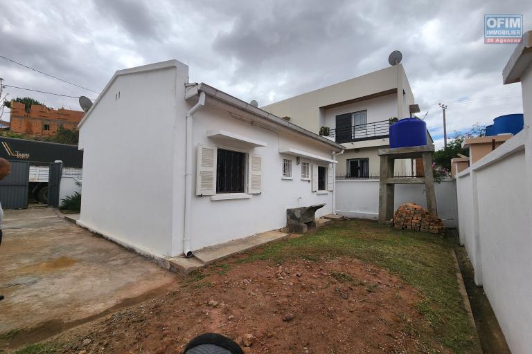 À louer une maison basse de type F3 dans une résidence sécurisée proche de toutes les commodités, facile d'accès via by pass et RN7 sise à Mandrimena Andoharanofotsy Iavoloha (NON DISPONIBLE)