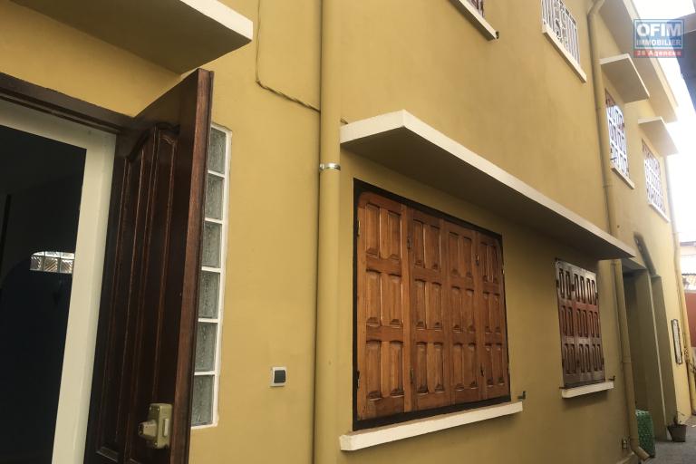 À louer une maison à étage neuve de type F4 dans un quartier résidentiel d’Ambohimahintsy Ambohimangakely avec accès facile à tout type de véhicules