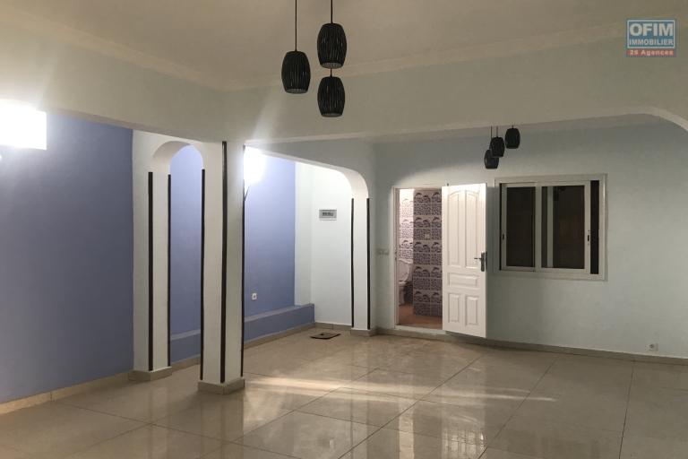 À louer une maison à étage neuve de type F4 dans un quartier résidentiel d’Ambohimahintsy Ambohimangakely avec accès facile à tout type de véhicules