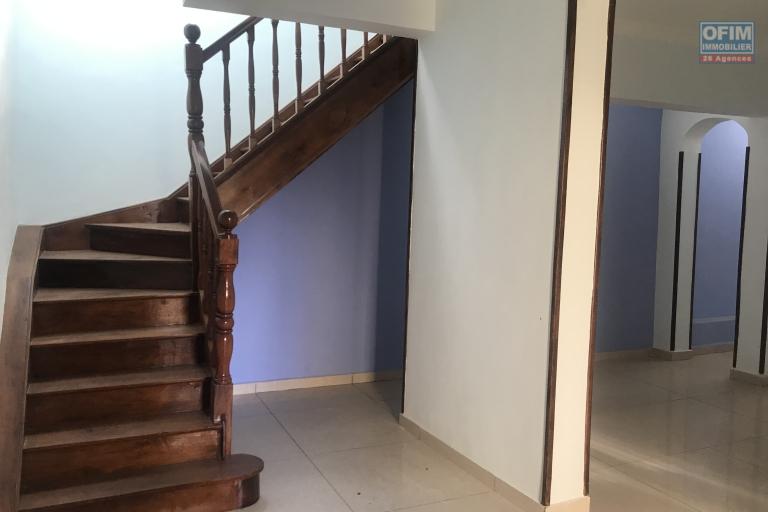 À louer une maison à étage neuve de type F4 dans un quartier résidentiel d’Ambohimahintsy Ambohimangakely avec accès facile à tout type de véhicules