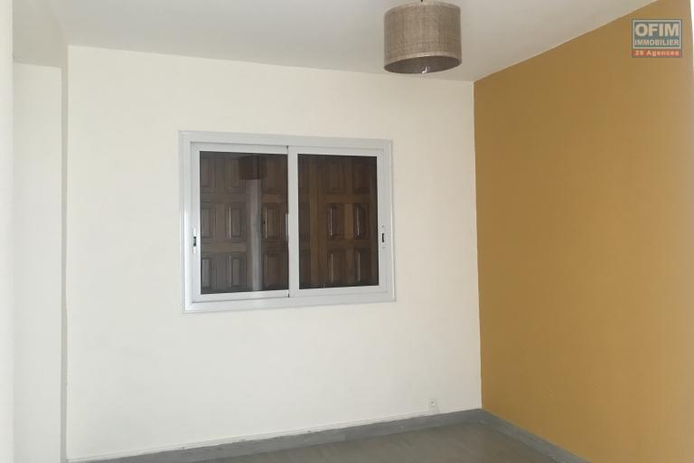 À louer une maison à étage neuve de type F4 dans un quartier résidentiel d’Ambohimahintsy Ambohimangakely avec accès facile à tout type de véhicules