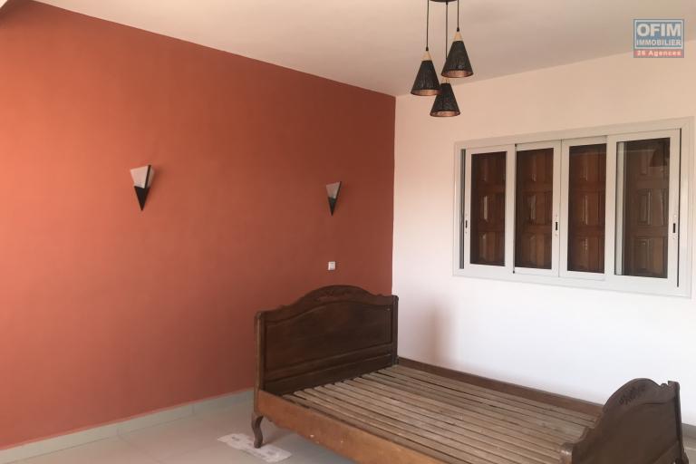 À louer une maison à étage neuve de type F4 dans un quartier résidentiel d’Ambohimahintsy Ambohimangakely avec accès facile à tout type de véhicules