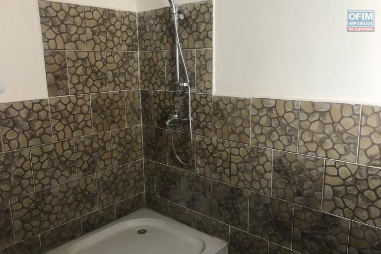 À louer une maison à étage neuve de type F4 dans un quartier résidentiel d’Ambohimahintsy Ambohimangakely avec accès facile à tout type de véhicules