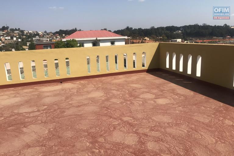 À louer une maison à étage neuve de type F4 dans un quartier résidentiel d’Ambohimahintsy Ambohimangakely avec accès facile à tout type de véhicules