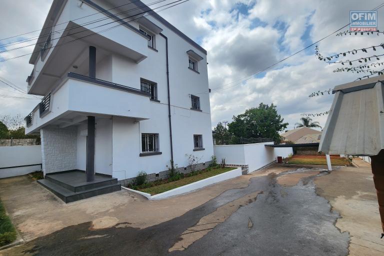 À louer un bâtiment de R+2 type T6 idéal pour bureaux ou usage professionnel bord de route principale sise à Ivandry. Contact 0340244304