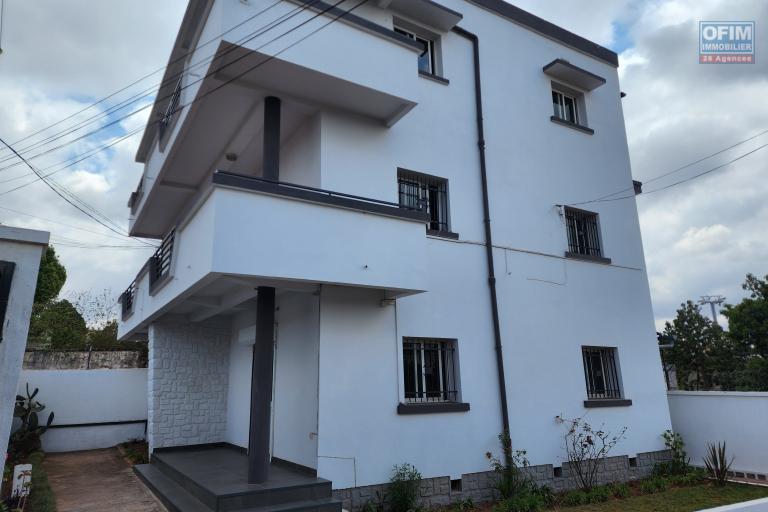 &Agrave; louer un b&acirc;timent de R+2 type T6 id&eacute;al pour bureaux ou usage professionnel bord de route principale sise &agrave; Ivandry. Contact