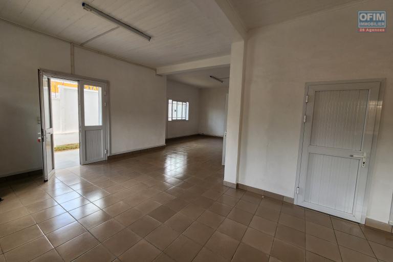 À louer un bâtiment de R+2 type T6 idéal pour bureaux ou usage professionnel bord de route principale sise à Ivandry. Contact 0340244304
