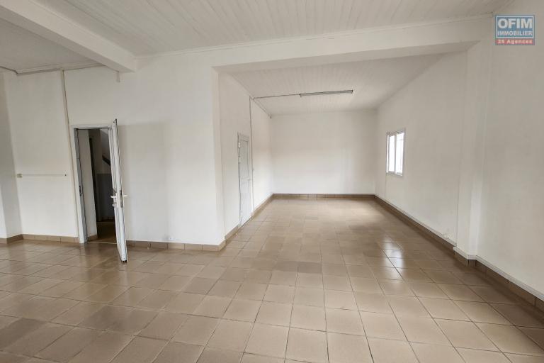 &Agrave; louer un b&acirc;timent de R+2 type T6 id&eacute;al pour bureaux ou usage professionnel bord de route principale sise &agrave; Ivandry. Contact