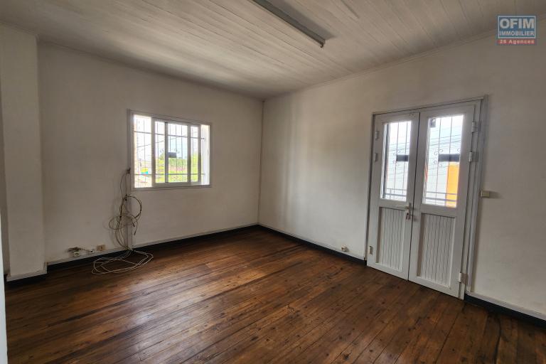 À louer un bâtiment de R+2 type T6 idéal pour bureaux ou usage professionnel bord de route principale sise à Ivandry. Contact 0340244304
