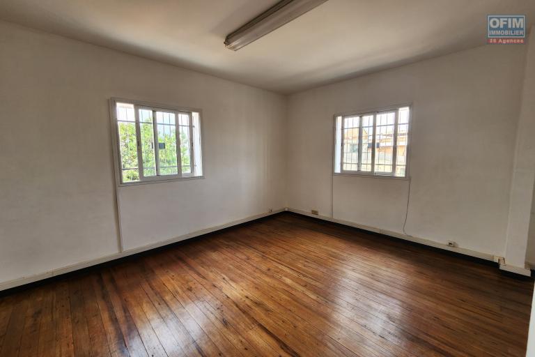 &Agrave; louer un b&acirc;timent de R+2 type T6 id&eacute;al pour bureaux ou usage professionnel bord de route principale sise &agrave; Ivandry. Contact